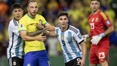 Resumo internacional: Argentina de Álvarez vence Brasil no Maracanã