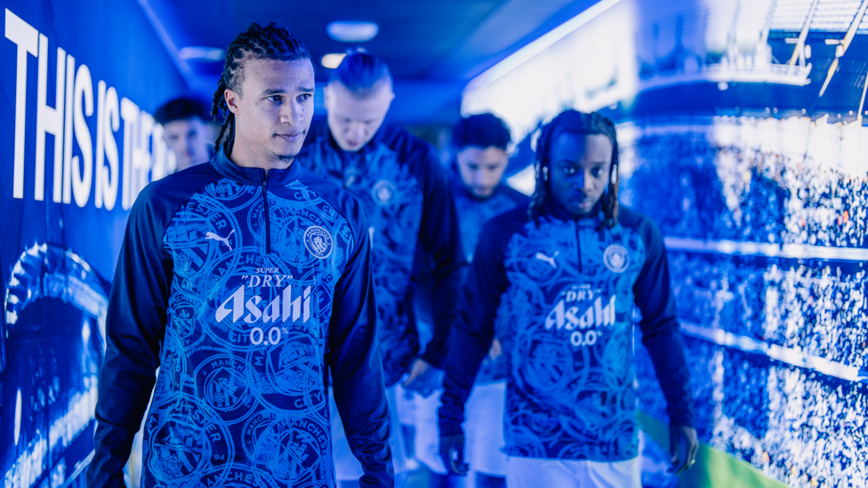 WARM UP : Ake and co emerge for the pre-match warm up.