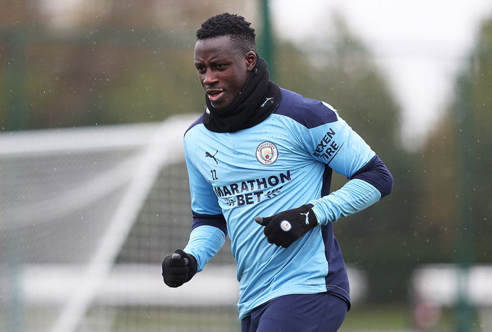Benjamin Mendy fokus pada bola