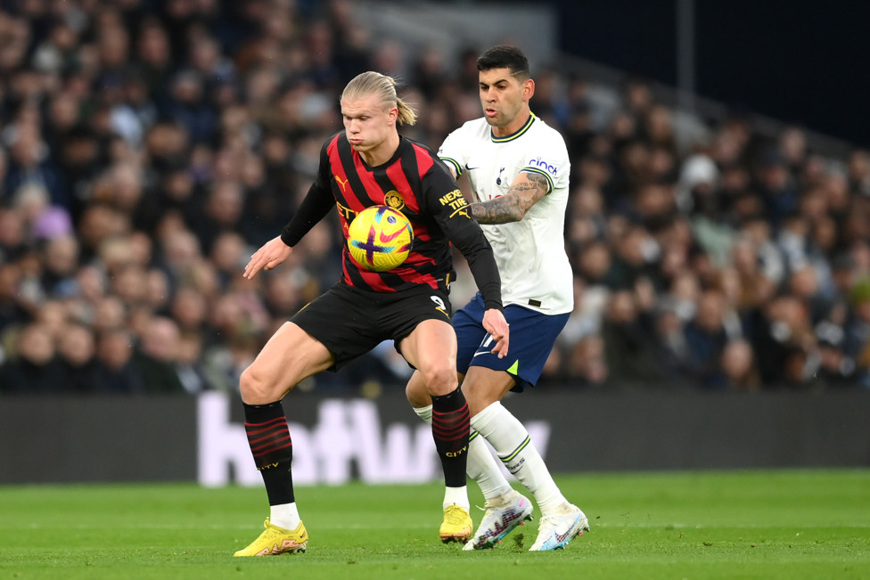 POUCO ACIONADO : Erling Haaland não teve vida fácil contra o Tottenham.