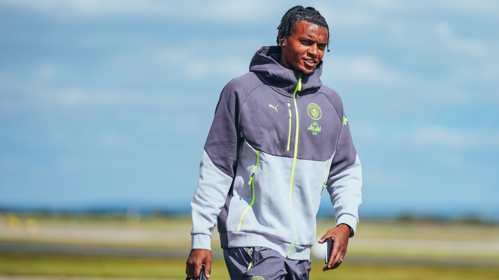 ON THE RUNWAY : Manu Akanji at the airport