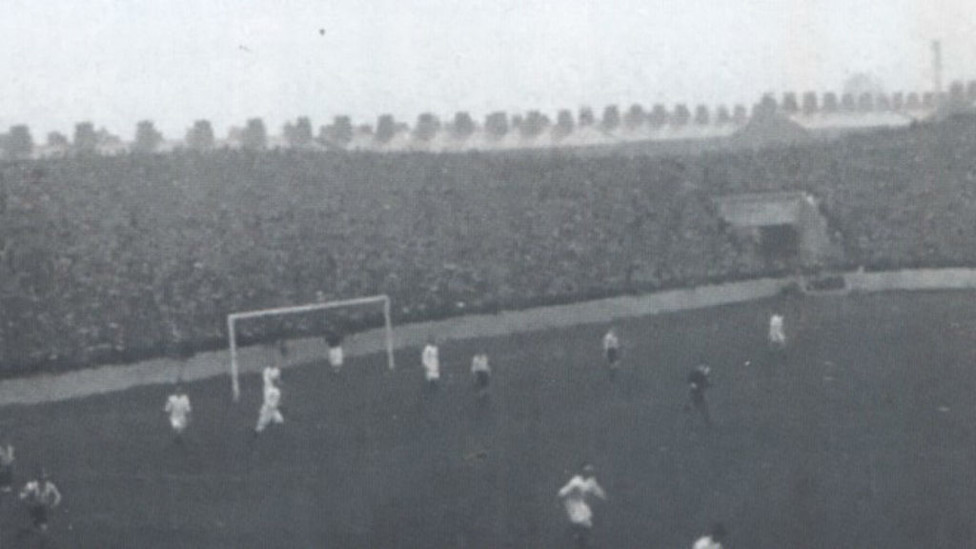 MAINE ROAD: Los seguidores se congrearon para el estreno del estadio en 1923.