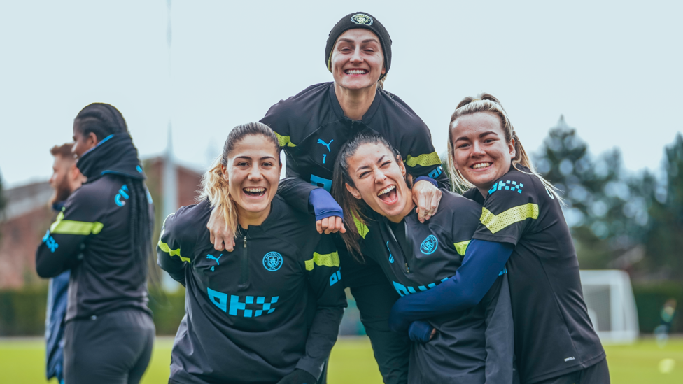 TIME UNIDO : Laura Coombs, Leila Ouahabi, Lauren Hemp e Aleixandri veem nossas lentes!