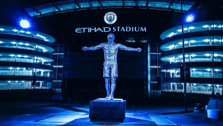 City revela estátuas de Kompany e David Silva