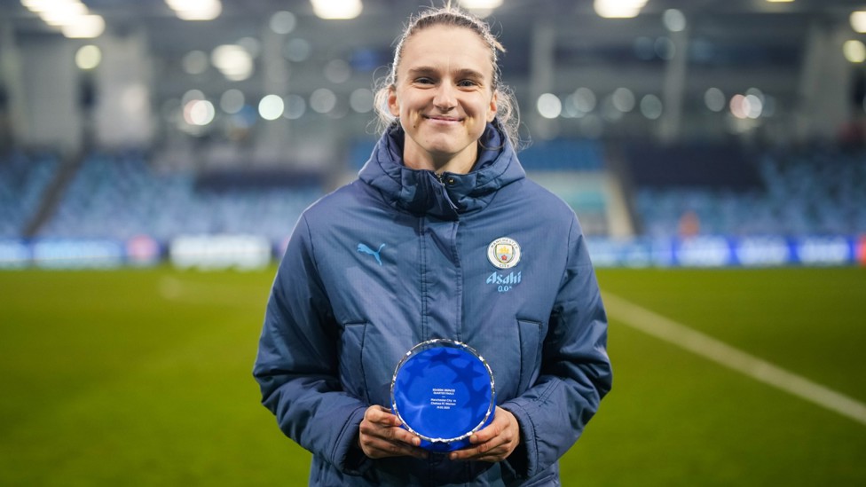 POTM  : Miedema with her Player of the Match award.