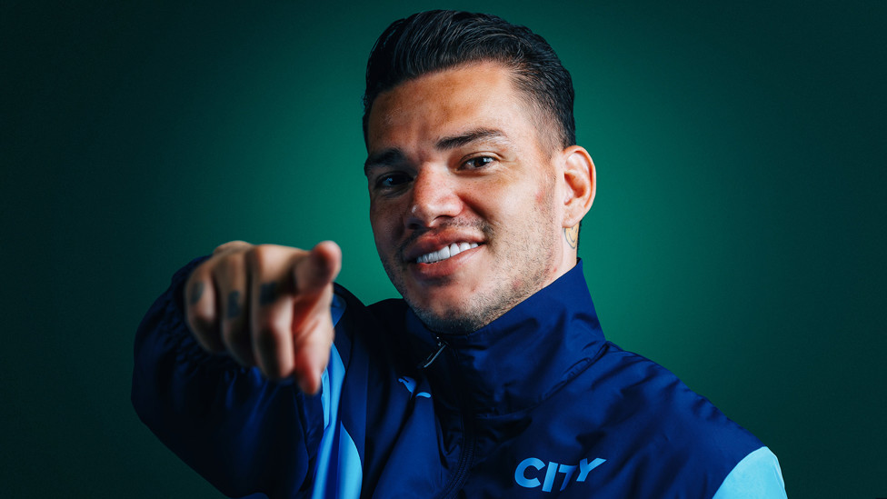 SELALU SIAP: Kiper Brasil kami telah menandatangani kontrak jangka panjang baru yang membuatnya tetap di City hingga 2026