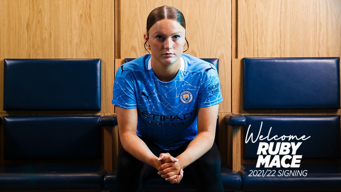 Ruby Mace's signing in pictures