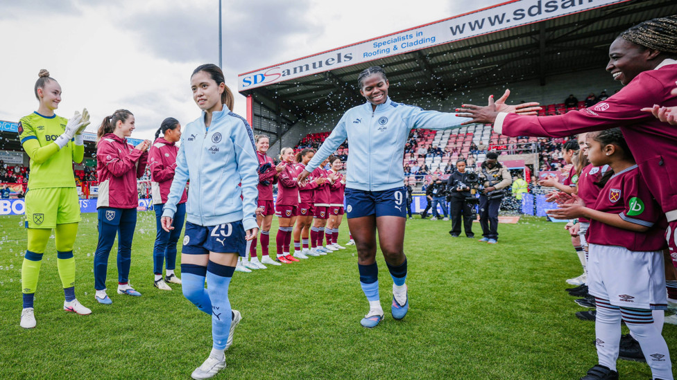 Champions : City receiving a guard of honour 