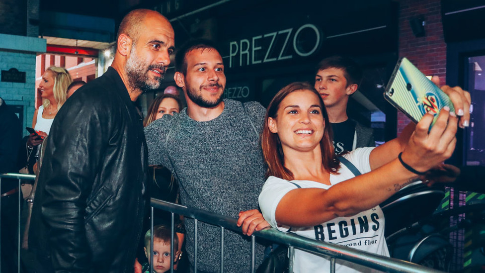 SNAPSHOT : Grabbing a blue carpet selfie with Pep Guardiola