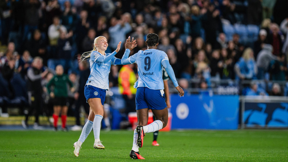Innevitable : Bunny Shaw and Laura Blindkilde Brown celebrate the Jamaican's equaliser