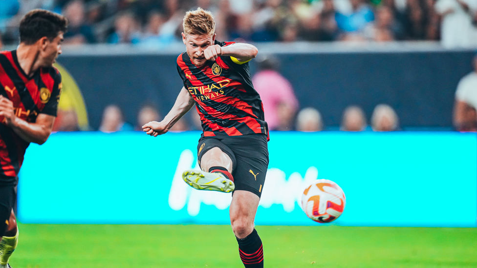 PEMBUKA : Kevin De Bruyne membuat gol pertama City