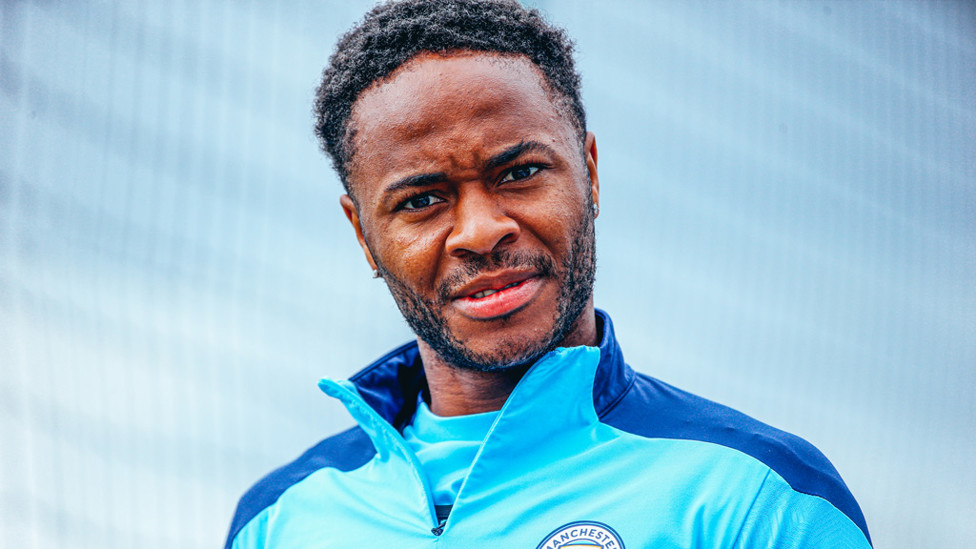 TERLIHAT : Raheem Sterling bercanda depan kamera