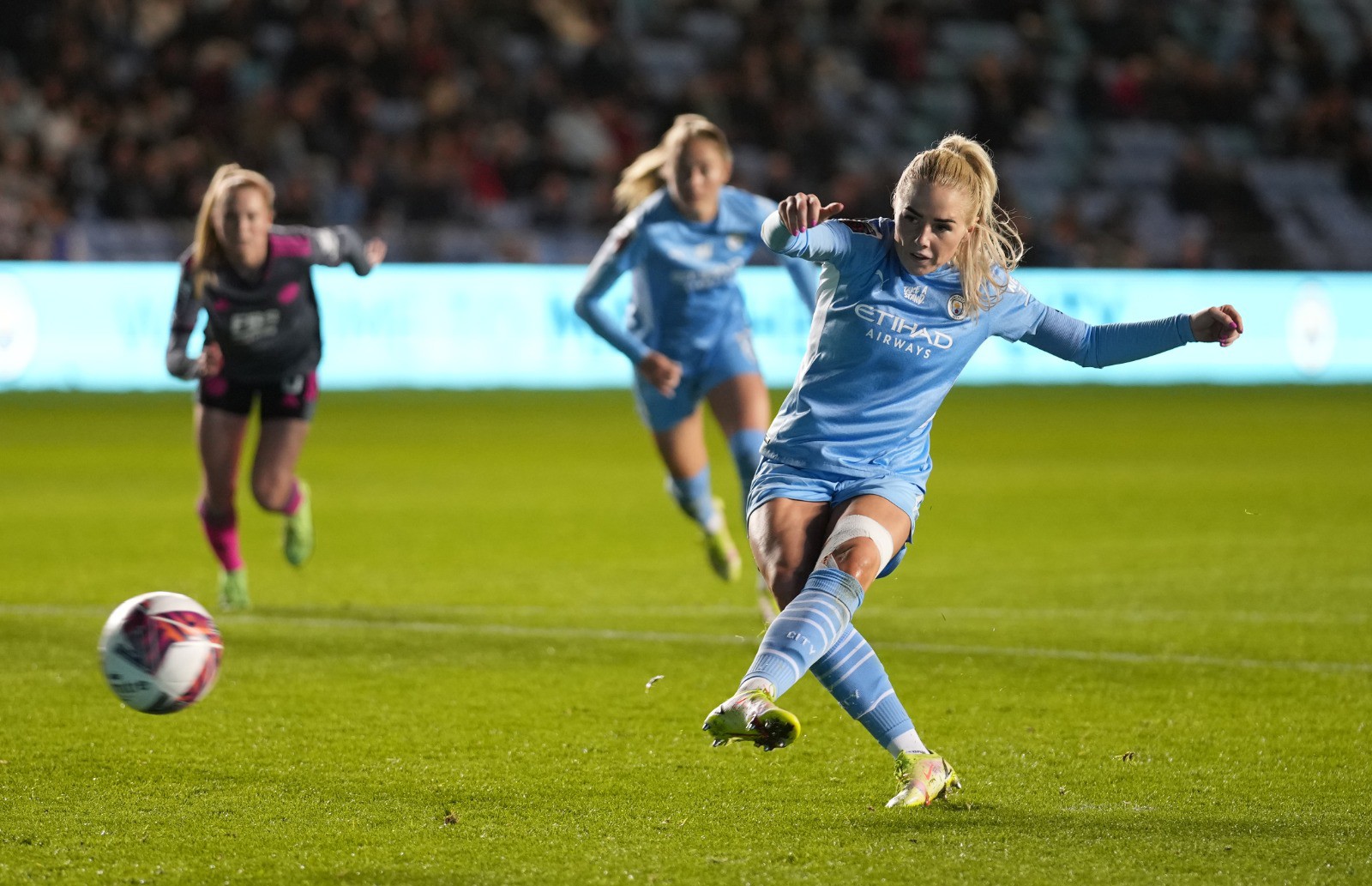 CAPITANA. : Alex Greenwood lució el brazalete de capitán y marcó un penalti.