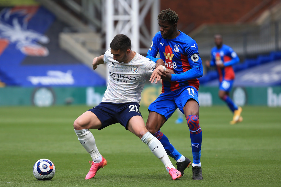 ATTACKING STRENGTH : Ferran Torres shields possession