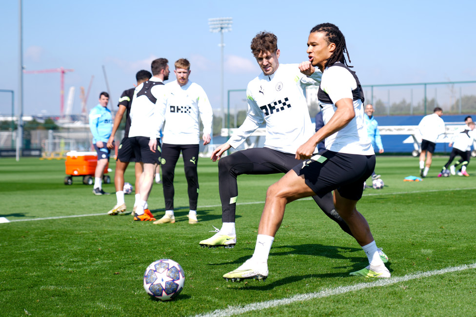 RODINHA : Ake e Stones disputam a bola. 