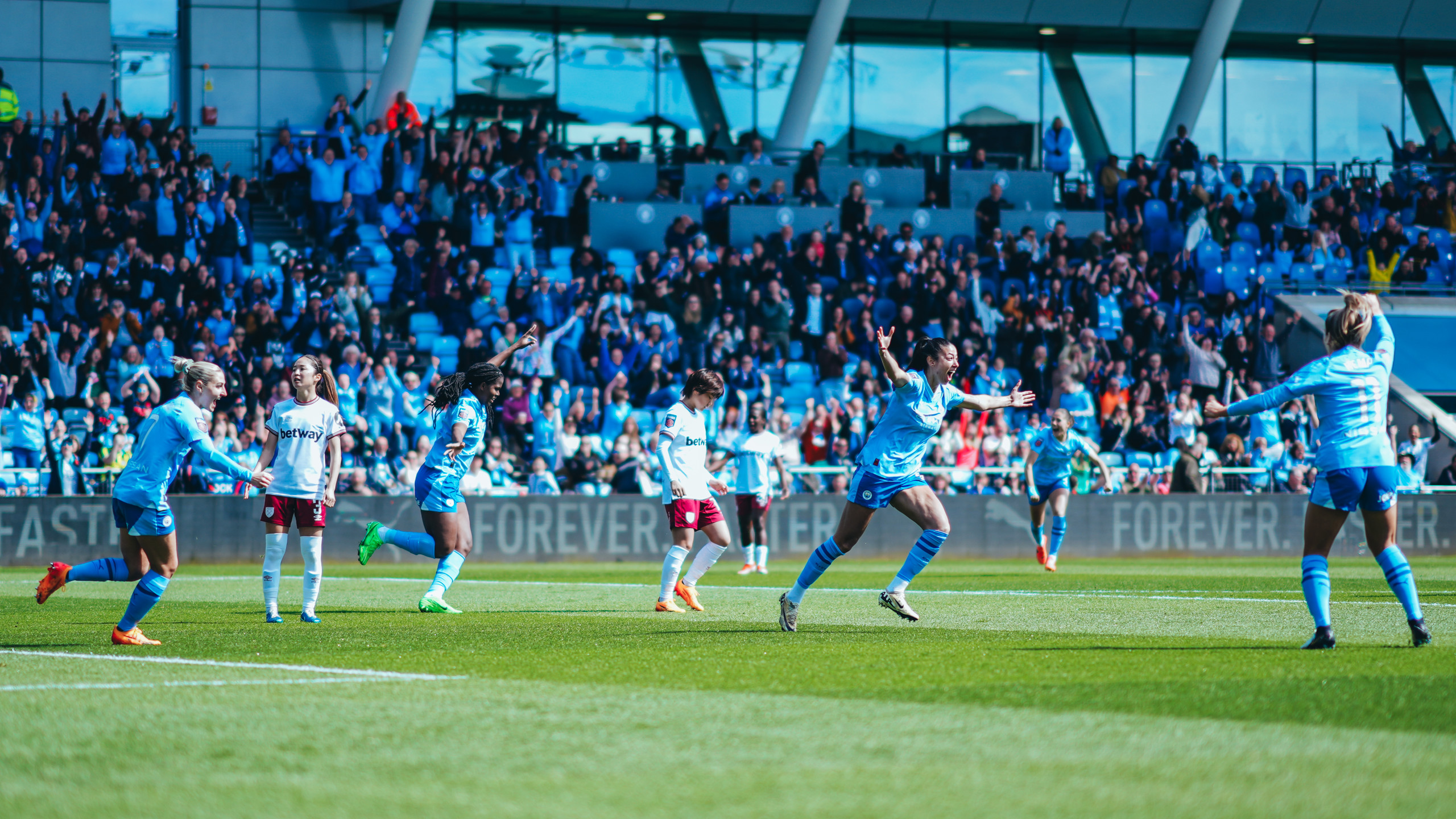 Vitória recorde no feminino coloca o City de volta à liderança da WSL inglesa