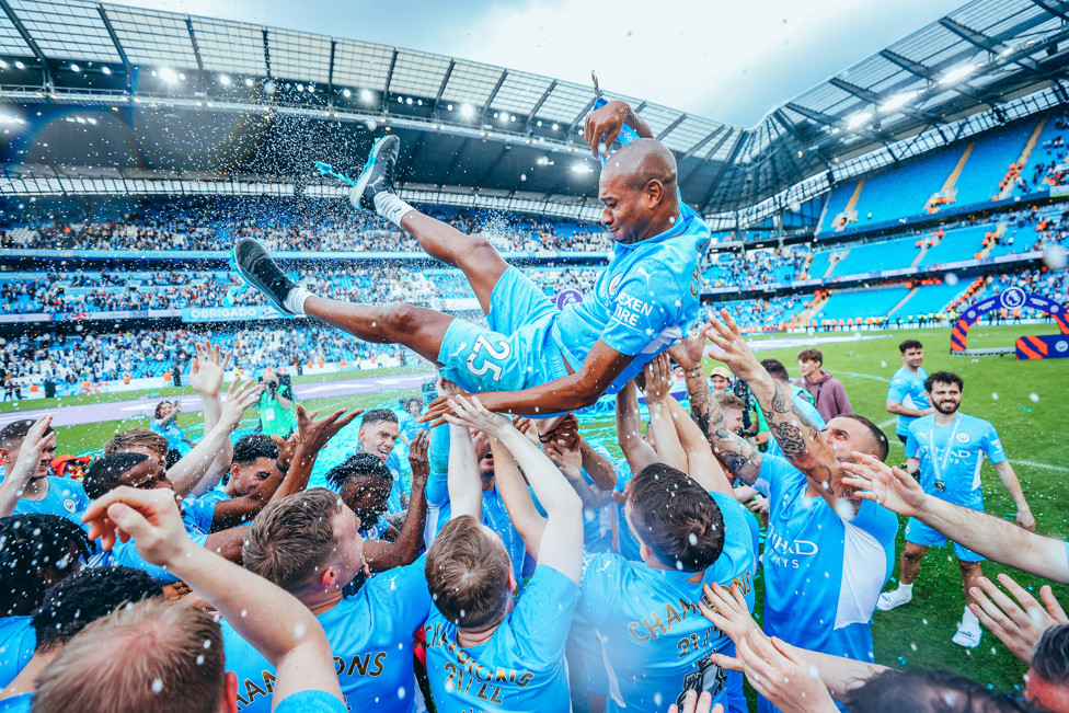 Fernandinho é celebrado pelos companheiros.