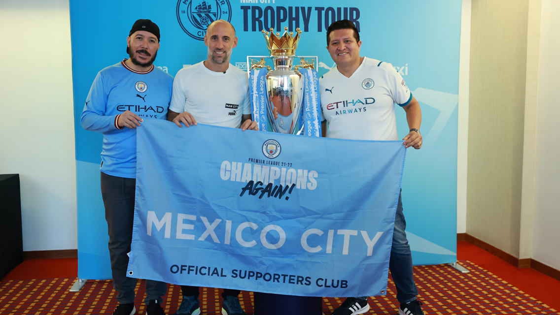 Zabaleta surprises City fans in Mexico during Trophy Tour 2022