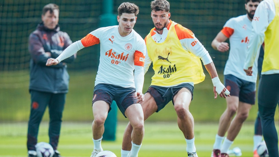 TOUCH TIGHT : Julian Alvarez under the close attentions of Ruben Dias