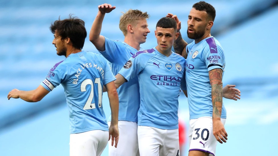 PUSAT PERHATIAN : Foden dihampiri rekannya setelah gol pembuka yang manis