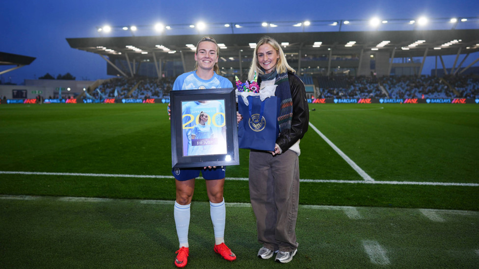 Hemp X Coombs : Laura Coombs presents Lauren Hemp with a commemorative picture to mark her 200th WSL appearance