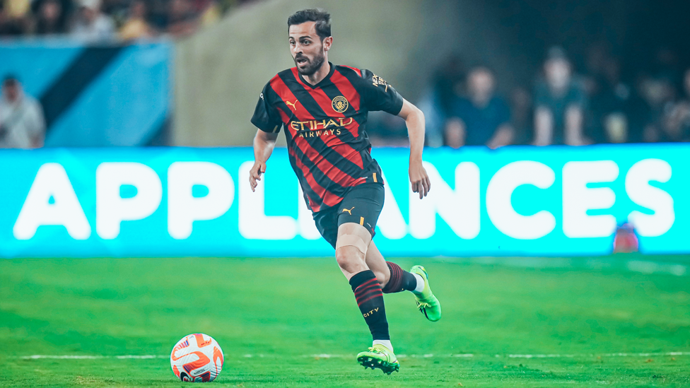 BERSAMA BOLA : Bernardo Silva melakukan penguasaan