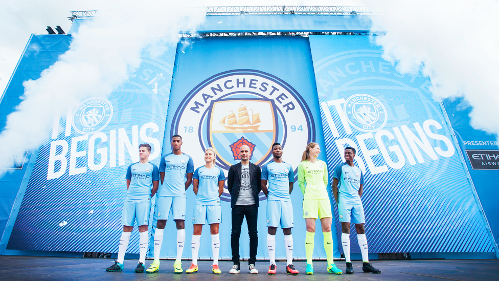 UNA PRESENTACIÓN EN GRANDE : El nuevo entrenador fue presentado junto a jugadores del Manchester City de la plantilla masculina y femenina.