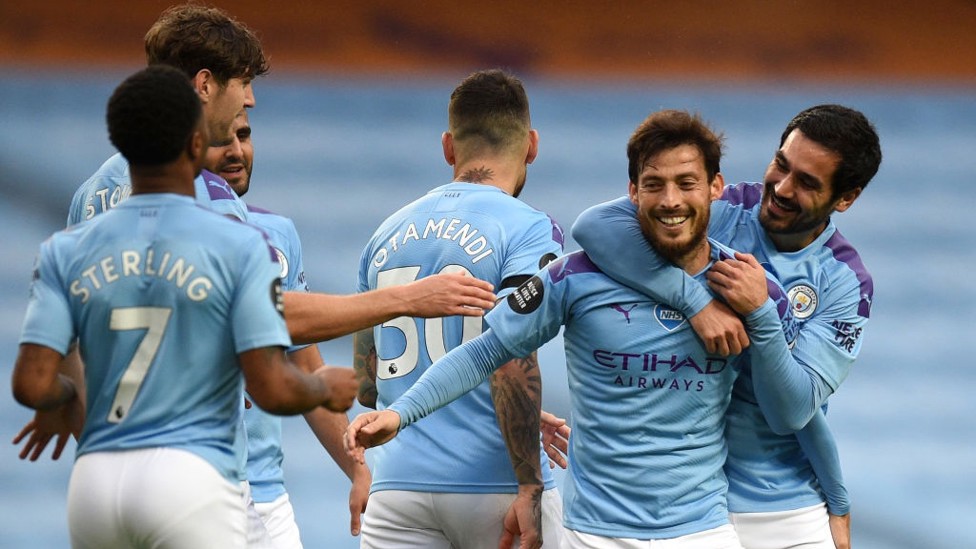 KAPTEN FANTASTIS : El Mago diberi selamat setelah golnya yang indah