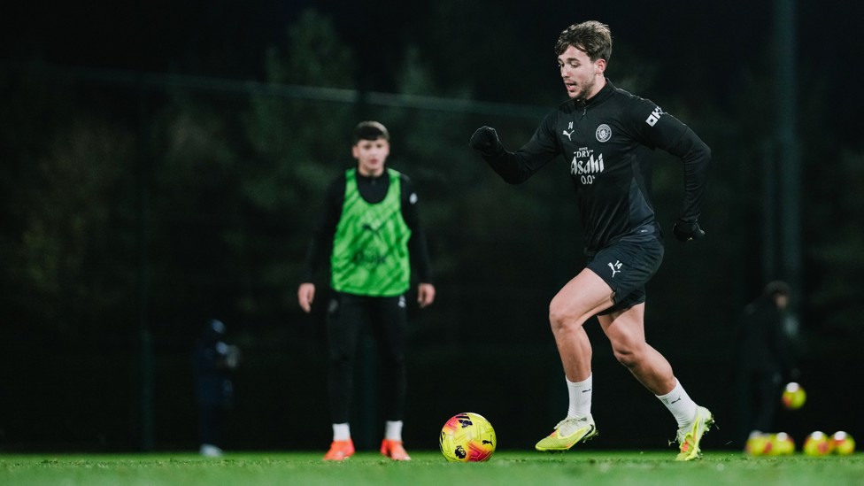 RUNNING MAN : Nico on the dribble