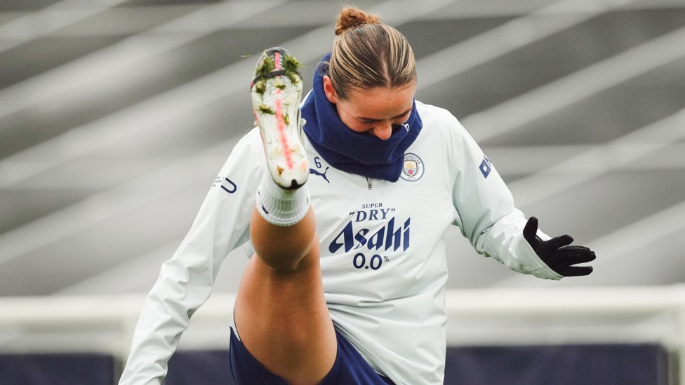 HIGH LEG: : Grace Clinton stretching it out