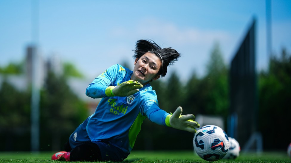 Ayaka Yamashita palms away a low drive