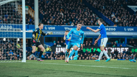 Wright-Phillips dan Goater Menunjukkan Kepercayaan City Setelah Kemenangan Kunci di Everton