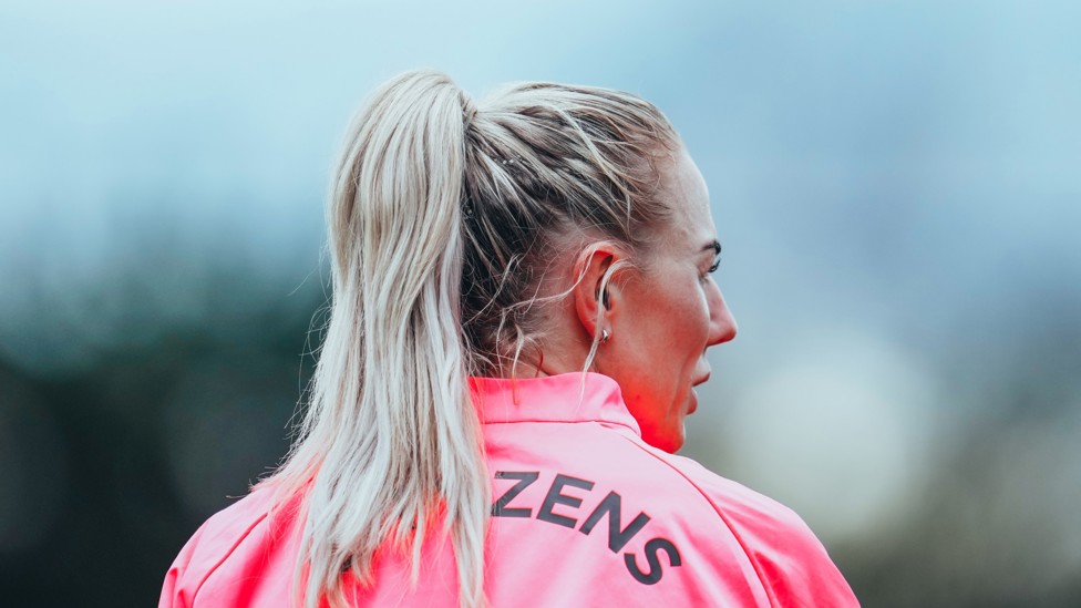 CLOSE WATCH : Alex Greenwood scans around