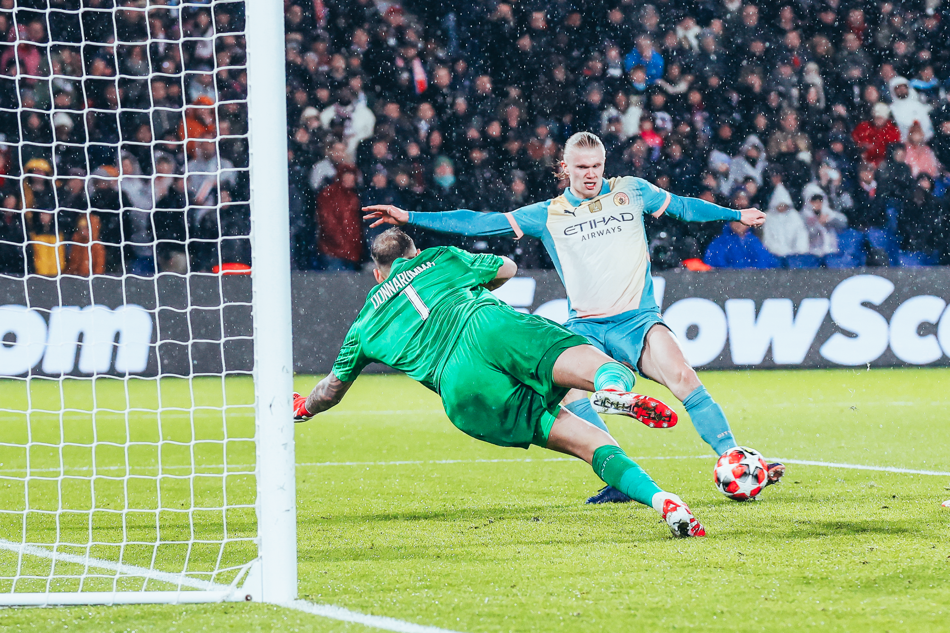 Haaland faz o segundo do City em Paris. 