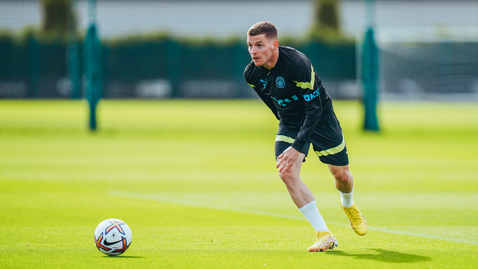 GO-GO-GOMEZ : Sergio gets a touch of the ball