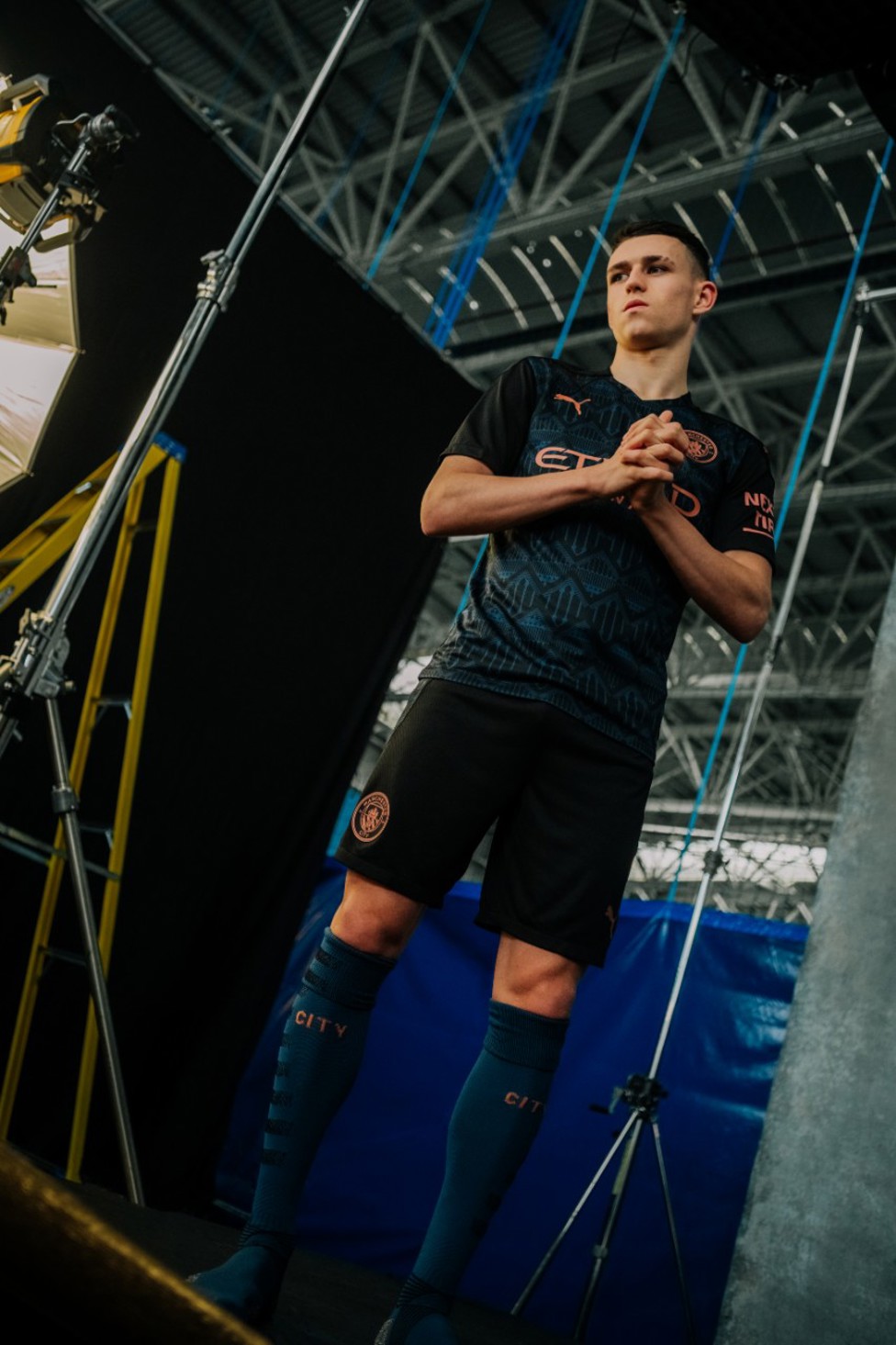 Phil Foden nous montre tout le kit, tel qu'il sera porté en match...