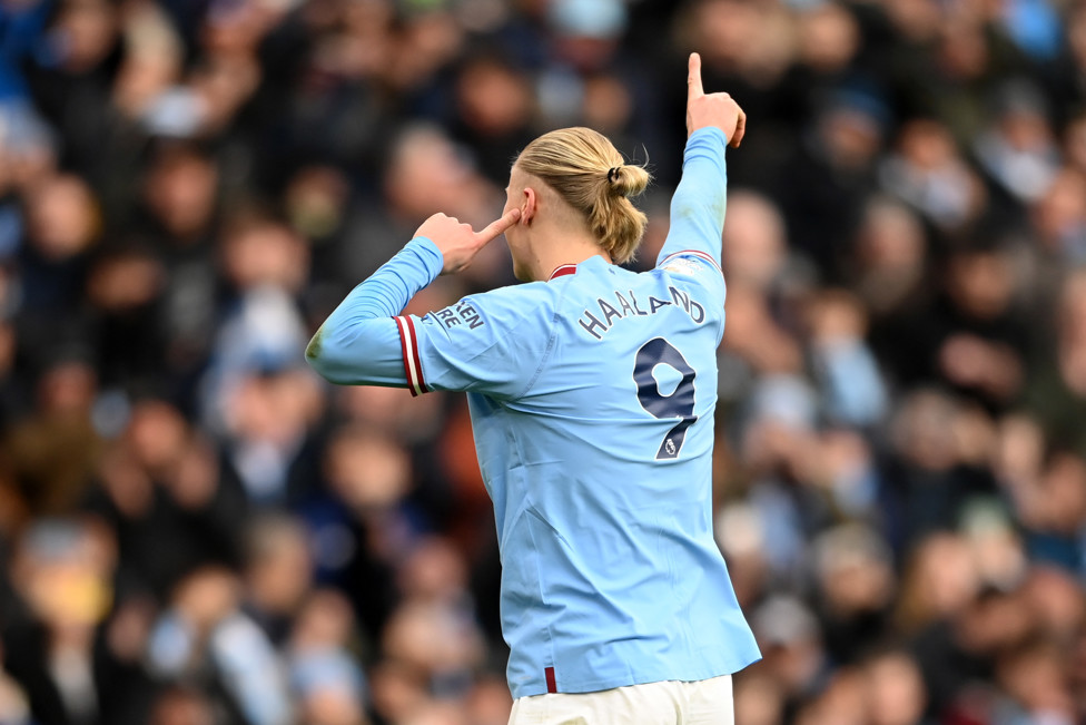 A COMEMORAÇÃO CLÁSSICA : Haaland vibra com mais um hat-trick na Premier League. 
