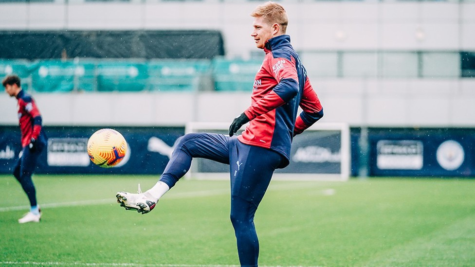 TOUCH : Kevin De Bruyne getting in the mood for tomorrow's clash