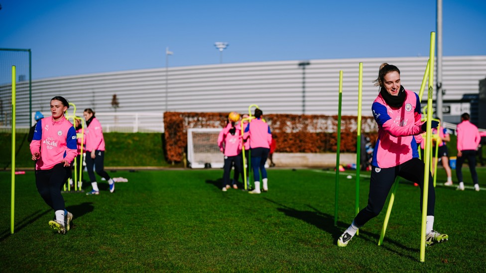 AGILITY : Lily Murphy and Vivianne Miedema hard at work