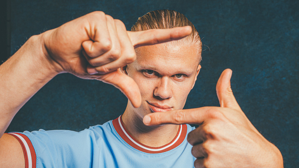 HELLO HAALAND  : Erling Haaland menyegel kepindahannya ke Stadion Etihad pada Juni 2022.