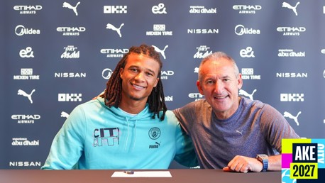 Ake menandatangani kontrak baru!