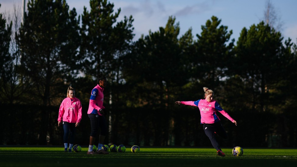 SHOOTING DRILL : Laura Coombs takes aim