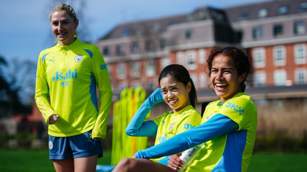 ALL SMILES : Laura Coombs, Yui Hasegawa and Mary Fowler share a laugh