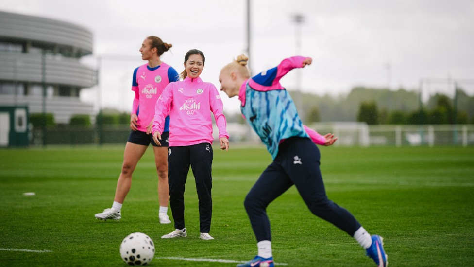 ALL SMILES : Yui Hasegawa and Laura Blindkilde Brown in high spirits