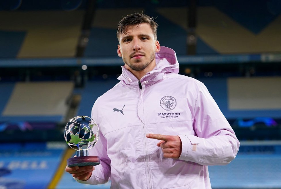 MASTER CLASS: Ruben dengan penghargaan pemain terbaiknya setelah kemenangan leg kedua semifinal Liga Champions atas Paris Saint-Germain Mei lalu