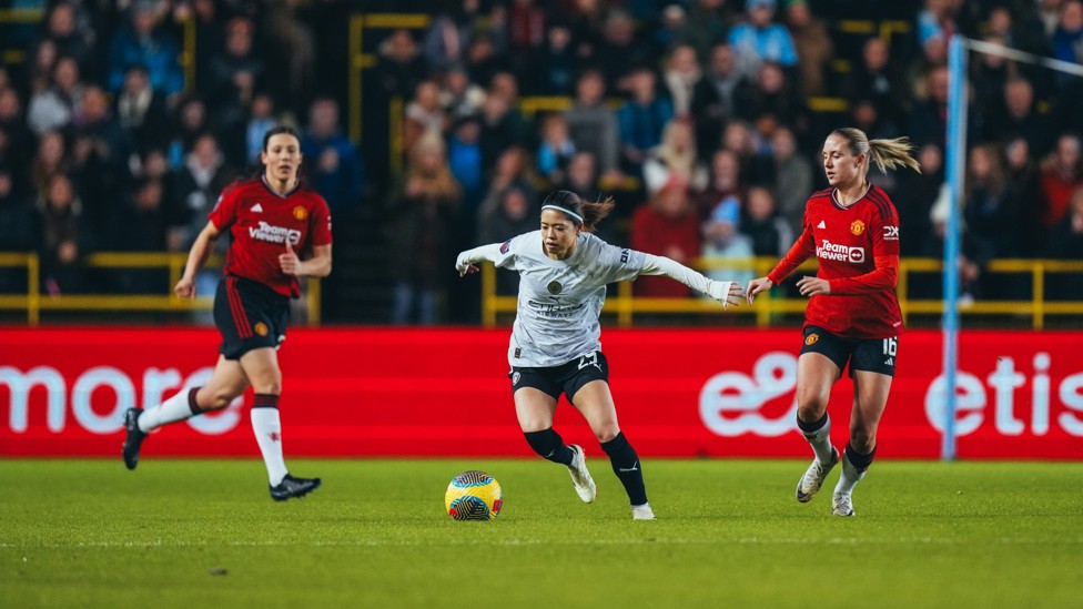 ENGINE ROOM  : Yui Hasegawa battles for possession.