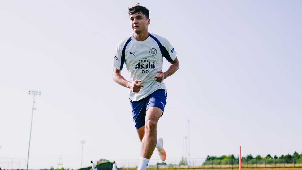 FORWARD  : Khusanov drives.