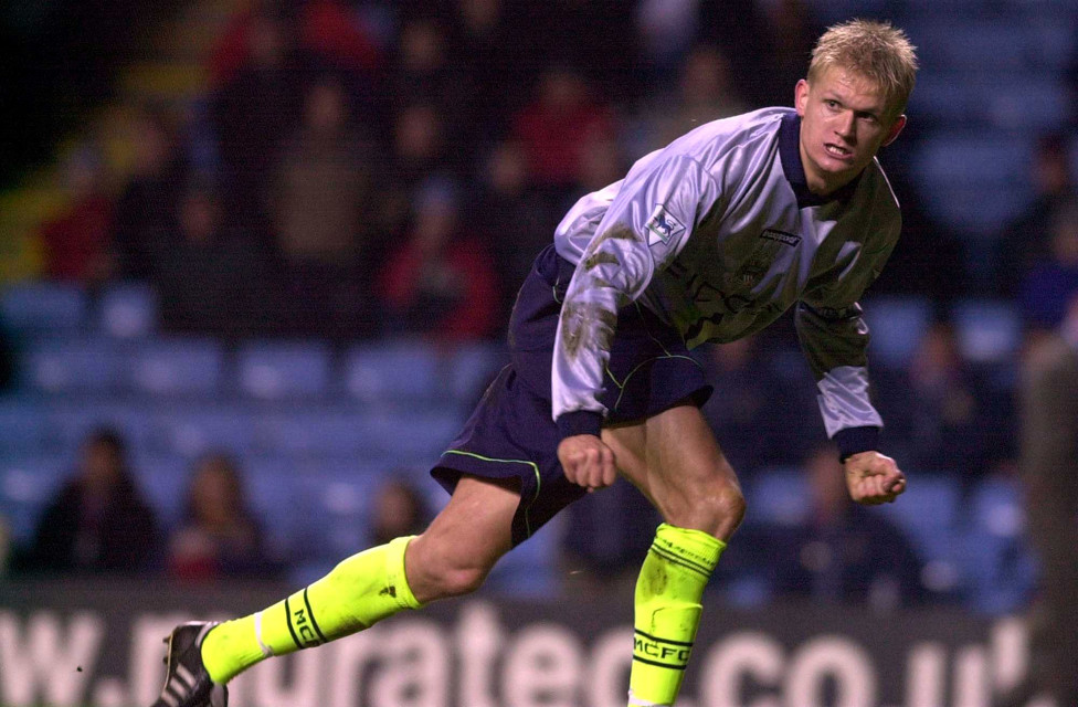 ALFIE HAALAND : El padre de Erling Haaland con la camiseta del City.