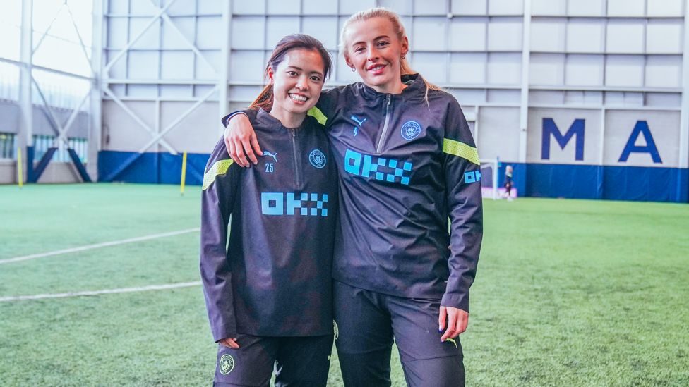 A DUPLA : Yui Hasegawa e Chloe Kelly fazem uma pose na frente da nossa câmera