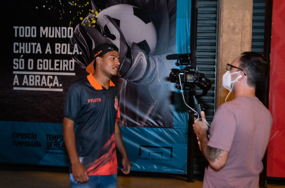 Jovem jogador dando o seu testemunho sobre a exibição.